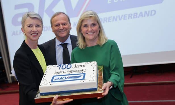 Der AKV feierte seinen 100. Geburtstag unter dem Titel „…aber alt werden können wir auch später“