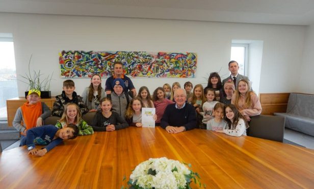 Gemeinde Eugendorf empfängt Volksschulkinder mit Stationenbetrieb