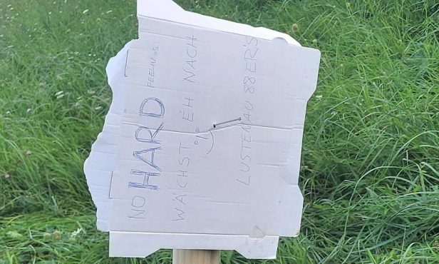 Pizzakarton statt “nachwachsender” Ortstafel