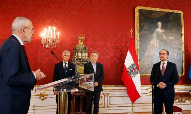 Neuer Bundeskanzler und neuer Außenminister angelobt