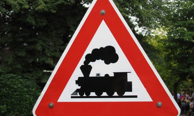 Eisenbahnkreuzungen: Gemeinde wegen Sicherungsanlagen vor Gericht