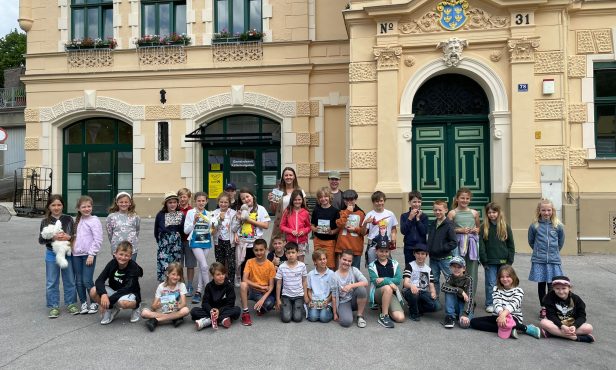 Kaltenleutgeben: Volksschulkinder besuchten Gemeindeamt und neuen Spielplatz