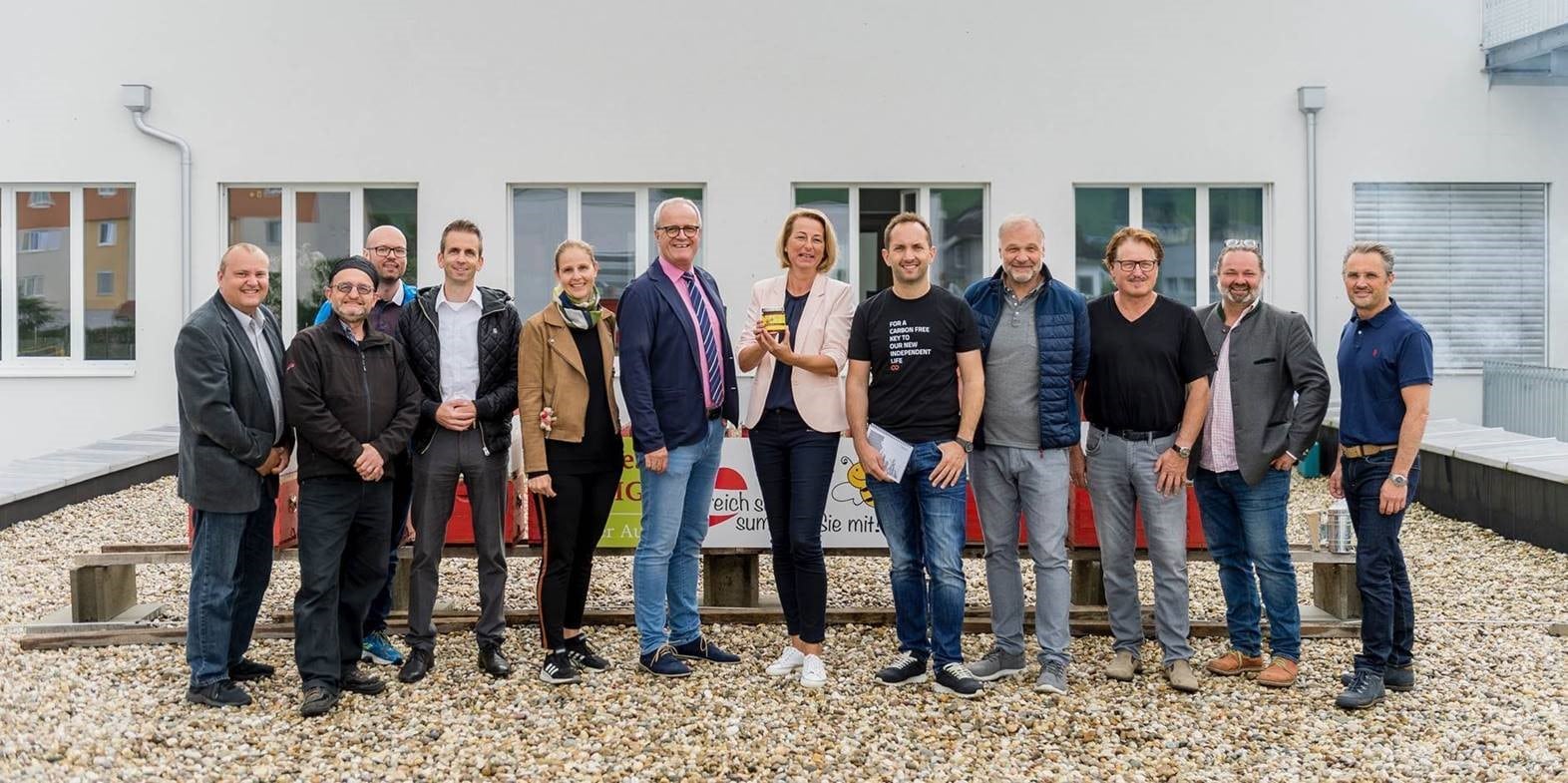 Von links nach rechts: Stadtrat Klaus Haunschmied, Stadtrat Klaus Fürst-Elmecker, Stadtamtsleiter Florian Riegler, Stadtrat Harald Schuh, Stadträtin Sonja Seifried, Vizebürgermeister Christian Gratzl, Bürgermeisterin Elisabeth Teufer, Walter Kreisel, CEO neoom group Hannes Pirker, Inhaber Kommunalvertrieb Pirker, Gerhard Spreitzer, Obmann Imkerverein Freistadt, Bernhard Mayerhofer HuBees Bio-Imkerei und Bio-Landwirtschaft, Vizebürgermeister Christian Hennerbichler.