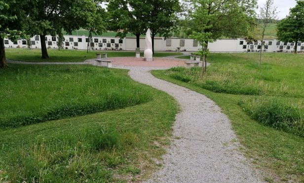 Gemeinde vor den Vorhang:  Innovative Friedhofgestaltung in St. Valentin