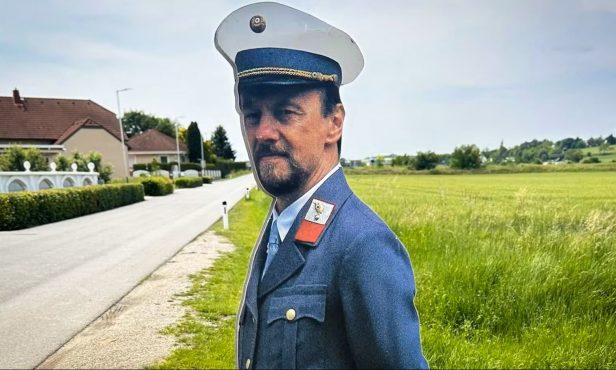 Blechpolizist „Vinzenz“ gestohlen – Ex-Polizist fahndet nach ihm!