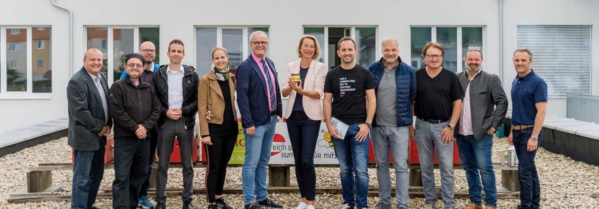Von links nach rechts: Stadtrat Klaus Haunschmied, Stadtrat Klaus Fürst-Elmecker, Stadtamtsleiter Florian Riegler, Stadtrat Harald Schuh, Stadträtin Sonja Seifried, Vizebürgermeister Christian Gratzl, Bürgermeisterin Elisabeth Teufer, Walter Kreisel, CEO neoom group Hannes Pirker, Inhaber Kommunalvertrieb Pirker, Gerhard Spreitzer, Obmann Imkerverein Freistadt, Bernhard Mayerhofer HuBees Bio-Imkerei und Bio-Landwirtschaft, Vizebürgermeister Christian Hennerbichler.