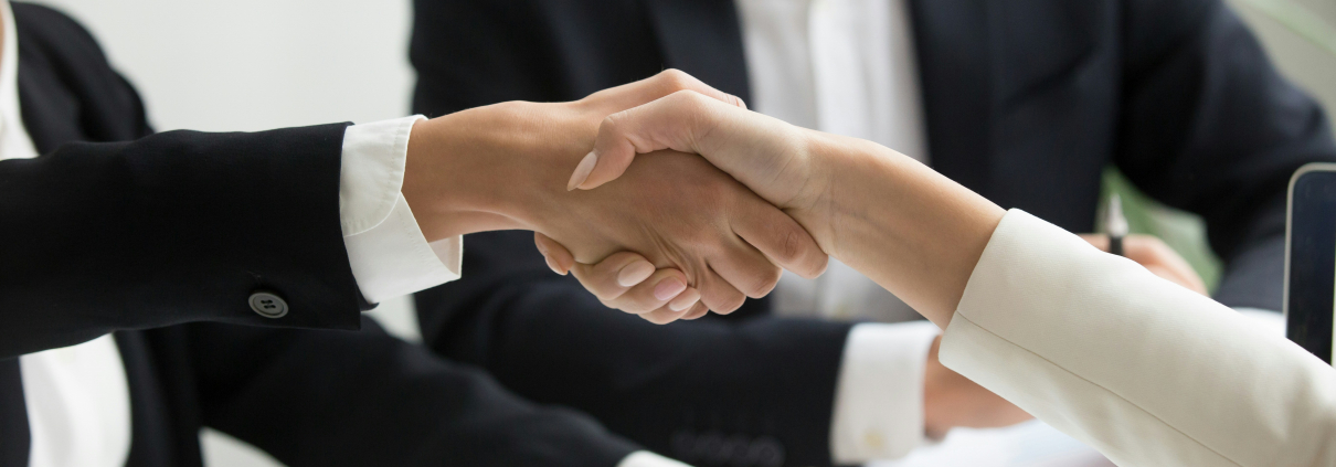 Zwei Menschen, die ihre Hände schütteln