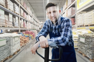 tiedemann_baumarkt_arbeiter_mit visier_web